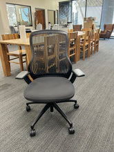 Load image into Gallery viewer, Knoll Regeneration Chair